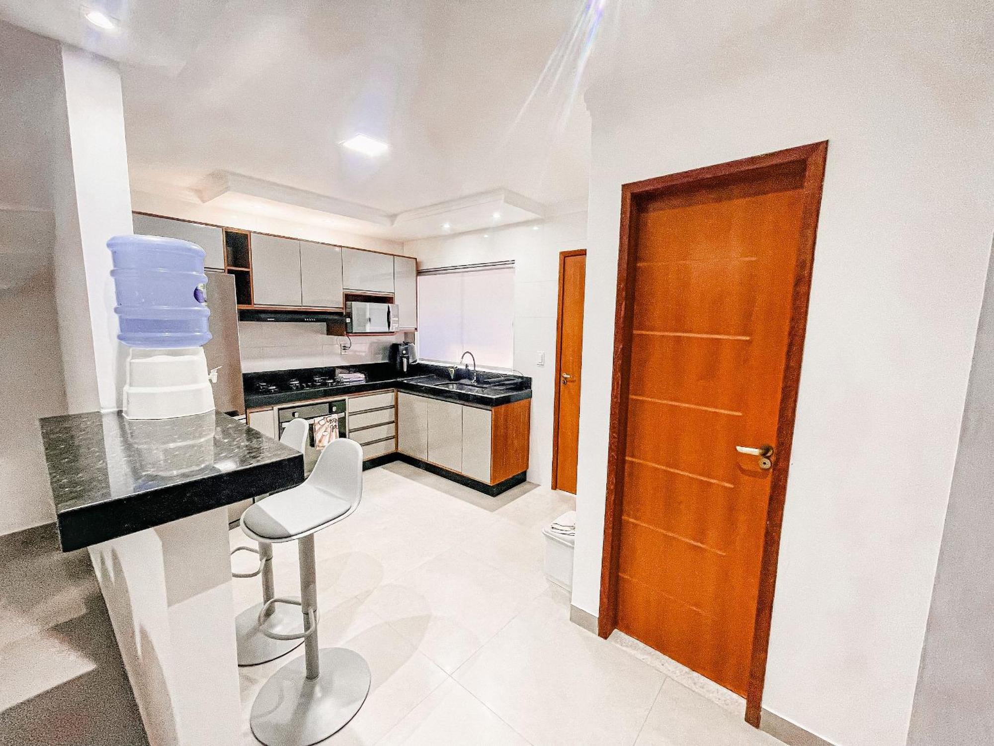 Casa Individual Com 2 Suites, Cozinha Completa, Internet Privativa 300mbps, Regiao Bem Sossegada Com Comercios Diversos Ao Redor *